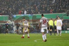 DFB-Pokal - SC Paderborn 07 - FC Ingolstadt 04 - Spiel ist aus 1:0 Niederlage, hängende Köpfe bei Ingolstadt, Marvin Matip (34, FCI) Darío Lezcano (11, FCI) Stefan Kutschke (20, FCI) hinten feiert Paderborn