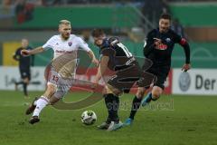 DFB-Pokal - SC Paderborn 07 - FC Ingolstadt 04 - Robert Leipertz (13, FCI) Herzenbruch, Felix (Paderborn 12) Strohdiek, Christian (Paderborn 5)