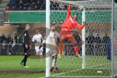 DFB-Pokal - SC Paderborn 07 - FC Ingolstadt 04 - Bal auf dem Netz Darío Lezcano (11, FCI) zu spät, Torwart Ratajczak, Michael (Paderborn 1) sicher