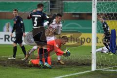 DFB-Pokal - SC Paderborn 07 - FC Ingolstadt 04 - Stefan Lex (14, FCI) kommt zu spät, Torwart Ratajczak, Michael (Paderborn 1) hält, Strohdiek, Christian (Paderborn 5) Schonlau, Sebastian (Paderborn 13)