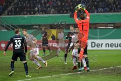 DFB-Pokal - SC Paderborn 07 - FC Ingolstadt 04 - Torwart Ratajczak, Michael (Paderborn 1) fängt vor Darío Lezcano (11, FCI) und Hauke Wahl (25, FCI)