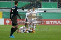 DFB-Pokal - SC Paderborn 07 - FC Ingolstadt 04 - Alfredo Morales (6, FCI) beschwert sich, Sonny Kittel (10, FCI) am Boden