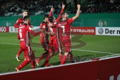 DFB Pokal - Fußball - SpVgg Greuther Fürth - FC Ingolstadt 04 - Ausgleich Elfmeter 1:1 durch Almog Cohen (8, FCI) Jubel mit Antonio Colak (7, FCI) Alfredo Morales (6, FCI) Darío Lezcano (11, FCI) Max Christiansen (5, FCI)