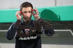 DFB Pokal - Fußball - SpVgg Greuther Fürth - FC Ingolstadt 04 - Co-Trainer Andre Mijatovic (FCI) vor dem Spiel mit Brille Fokus