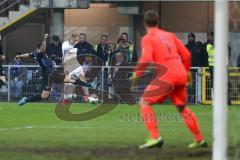 DFB-Pokal - SC Paderborn 07 - FC Ingolstadt 04 - Flanke Sonny Kittel (10, FCI) Torwart Ratajczak, Michael (Paderborn 1) wartet