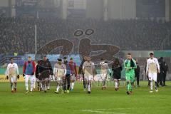 DFB-Pokal - SC Paderborn 07 - FC Ingolstadt 04 - Spiel ist aus 1:0 Niederlage, hängende Köpfe bei Ingolstadt, die Spieler bedanken sich bei den mitgereisten Fans, Torwart Örjan Haskjard Nyland (1, FCI) Robert Leipertz (13, FCI) Almog Cohen (8, FCI) Stefan