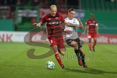 DFB Pokal - Fußball - SpVgg Greuther Fürth - FC Ingolstadt 04 - Tobias Levels (3, FCI) Dominik Schad (35 Fürth)