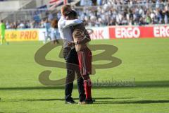 DFB Pokal - Fußball - TSV 1960 München - FC Ingolstadt 04 - Sieg 1:2, Jubel bei Ingolstadt, Cheftrainer Maik Walpurgis (FCI) gratuliert Torschütze Darío Lezcano (11, FCI) Umarmung