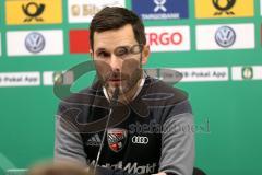 DFB-Pokal - SC Paderborn 07 - FC Ingolstadt 04 - Spiel ist aus 1:0 Niederlage, Pressekonferenz nach dem Spiel, nachdenklich Cheftrainer Stefan Leitl (FCI)