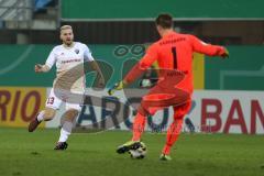 DFB-Pokal - SC Paderborn 07 - FC Ingolstadt 04 - Robert Leipertz (13, FCI) Torwart Ratajczak, Michael (Paderborn 1) schneller