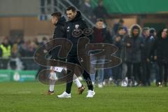 DFB-Pokal - SC Paderborn 07 - FC Ingolstadt 04 - Spiel ist aus 1:0 Niederlage, hängende Köpfe bei Ingolstadt, nachdenklich Cheftrainer Stefan Leitl (FCI)