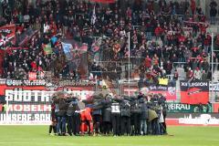 2. Bundesliga - Fußball - FC Ingolstadt 04 - SpVgg Greuther Fürth - Spiel ist aus 3:0 Sieg Besprechung Kreis auf dem Spielfeld