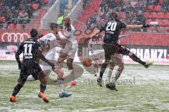 2. Bundesliga - Fußball - FC Ingolstadt 04 - FC St. Pauli - Eckball Stefan Kutschke (20, FCI) Buballa, Daniel (15 Pauli) Avevor, Christopher (6 Pauli)