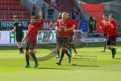 2. BL - Saison 2017/2018 - FC Ingolstadt 04 - Arminia Bielefeld - Die Spieler vor dem Spiel beim warm machen - Almog Cohen (#8 FCI) begrüsst die fans - Foto: Meyer Jürgen