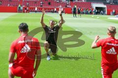 2. BL - Saison 2017/2018 - FC Ingolstadt 04 - SSV Jahn Regensburg - Jörg Mikoleit Athletiktrainer beim warm machen - Foto: Meyer Jürgen