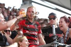 2. Bundesliga - Fußball - FC Ingolstadt 04 - 1. FC Kaiserslautern - Moritz Hartmann (9, FCI) verabschiedet sich von den Fans, Humba Tanz Mikrofon