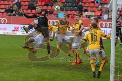 2. BL - Saison 2017/2018 - FC Ingolstadt 04 - Dynamo Dresden - Tobias Schröck (#21 FCI) beim Kopfball - Philip Heise (#16 Dresden) - Markus Schubert Torwart(#1 Dresden) - Foto: Meyer Jürgen