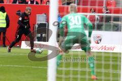 2. Bundesliga - Fußball - FC Ingolstadt 04 - SpVgg Greuther Fürth - Patrick Ebert (7, FCI) zum Torwart Sascha Burchert (30 Fürth)