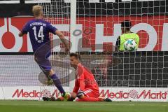 2. BL - Saison 2017/2018 - FC Ingolstadt 04 - FC Erzgebirge Aue - Orjan Nyland (#1 Torwart FCI) bekommt das 0:1 von Köpke Pascal #14 Aue - Roman Bregerie (#18 FCI) am Boden - Foto: Meyer Jürgen