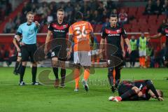 2. BL - Saison 2017/2018 - FC Ingolstadt 04 - SV Darmstadt 98 - Sonny Kittel (#10 FCI) wird im Strafraum gefoult, es gibt Elfmeter - Der Schiedrichter zeigt auf den Elfmeterpunkt - Alfredo Morales (#6 FCI) - Hauke Wahl (#25 FCI) - Kamavuaka Wilson (#36 Da