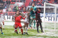 2. Bundesliga - Fußball - FC Ingolstadt 04 - FC St. Pauli - letzte Ecke, 95. Minute, Torwart Örjan Haskjard Nyland (1, FCI) mit vorne. Torwart Himmelmann, Robin (30 Pauli) hält sicher vor Alfredo Morales (6, FCI), Sobiech, Lasse (3 Pauli)