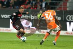 2. Bundesliga - Fußball - FC Ingolstadt 04 - SV Darmstadt 98 - 3:0 - Sonny Kittel (10, FCI) kämpft sich durch und erzielt das 2:0, Wilson Kamavuaka (36 Darmstadt)