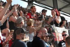 2. Bundesliga - Fußball - FC Ingolstadt 04 - 1. FC Kaiserslautern - Moritz Hartmann (9, FCI) verabschiedet sich von den Fans, Humba Tanz Mikrofon