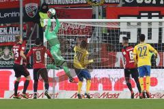 2. Bundesliga - FC Ingolstadt 04 - Eintracht Braunschweig - Torwart Örjan Haskjard Nyland (1, FCI) hält Suleiman Abdullahi (#20 Braunschweig) Salim Khelifi (#22 Braunschweig) Alfredo Morales (6, FCI)