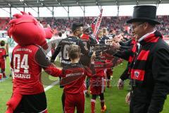 2. Bundesliga - Fußball - FC Ingolstadt 04 - SpVgg Greuther Fürth - Kaminkehrer Ingolstadt Parade Spalier Glück