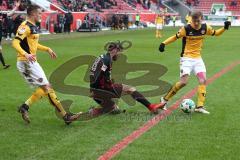 2. Bundesliga - Fußball - FC Ingolstadt 04 - Dynamo Dresden - Zweikampf mitt eChristian Träsch (28, FCI) rechts Haris Duljevic (11 Dresden)