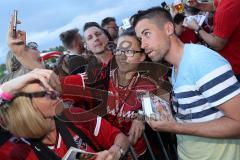 2. Bundesliga - Fußball - FC Ingolstadt 04 - 1. FC Kaiserslautern - Saisonabschiedsfeier nach dem Spiel, Fans Jubel Fahnen Selfie Autogramm Stefan Lex (14, FCI)