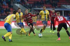 2. Bundesliga - FC Ingolstadt 04 - Eintracht Braunschweig - mitte Thomas Pledl (30, FCI) links Ken Reichel (#19 Braunschweig)