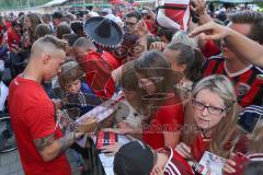 2. Bundesliga - Fußball - FC Ingolstadt 04 - 1. FC Kaiserslautern - Saisonabschiedsfeier nach dem Spiel, Fans Jubel Fahnen Selfie Autogramm Sonny Kittel (10, FCI)