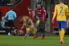 2. BL - Saison 2017/2018 - FC Ingolstadt 04 - Eintracht Braunschweig - Alfredo Morales (#6 FCI) schubst Jan Hochscheidt (#11 Braunschweig) zu Boden - Foto: Meyer Jürgen