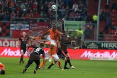 2. Bundesliga - Fußball - FC Ingolstadt 04 - SV Darmstadt 98 - 3:0 - Kampf um den Ball Alfredo Morales (6, FCI) Wilson Kamavuaka (36 Darmstadt) Max Christiansen (5, FCI)