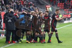 2. Bundesliga - Fußball - FC Ingolstadt 04 - Fortuna Düsseldorf - Tor Jubel Alfredo Morales (6, FCI) läuft zur Trainerbank springt Tobias Levels (3, FCI) Marvin Matip (34, FCI) Romain Brégerie (18, FCI) Stefan Kutschke (20, FCI) Christian Träsch (28, FCI)