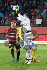 2. Bundesliga - FC Ingolstadt 04 - Eintracht Braunschweig - Jasmin Fejzic Torwart (#16 Braunschweig) schneller am Ball als Stefan Kutschke (20, FCI)