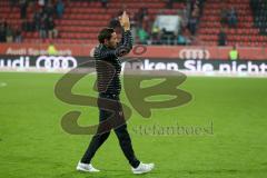 2. Bundesliga - Fußball - FC Ingolstadt 04 - SV Darmstadt 98 - Sieg 3:0 Cheftrainer Stefan Leitl (FCI) bedankt sich bei den Fans