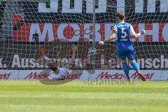 2. BL - Saison 2017/2018 - FC Ingolstadt 04 - Holstein Kiel - Der 1:3 Führungstreffer durch Kiel - Christian Träsch (#28 FCI) versucht zu retten - Foto: Meyer Jürgen