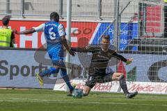 2. BL - Saison 2017/2018 - FC Ingolstadt 04 - Holstein Kiel - Kinsombi David #6 Kiel schiesst den 1:0 Führungstreffer - Orjan Nyland (#1 Torwart FCI) - Foto: Meyer Jürgen