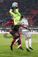 2. Bundesliga - Fußball - FC Ingolstadt 04 - VfL Bochum - Torwart Riemann, Manuel (VfL 1) fängt vor Thomas Pledl (30, FCI)