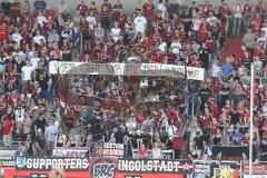 2. Bundesliga - Fußball - FC Ingolstadt 04 - 1. FC Kaiserslautern - Fans Spruchband Jubel Sportdirektor Angelo Vier (FCI)