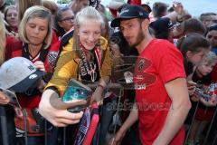 2. Bundesliga - Fußball - FC Ingolstadt 04 - 1. FC Kaiserslautern - Saisonabschiedsfeier nach dem Spiel, Fans Jubel Fahnen Selfie Autogramm Moritz Hartmann (9, FCI)