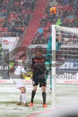 2. Bundesliga - Fußball - FC Ingolstadt 04 - FC St. Pauli - kommt zu spät Moritz Hartmann (9, FCI) Torwart Himmelmann, Robin (30 Pauli) links Park, Yi-Young (39 Pauli)