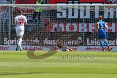 2. BL - Saison 2017/2018 - FC Ingolstadt 04 - Holstein Kiel - Der 1:3 Führungstreffer durch Kiel - Christian Träsch (#28 FCI) versucht zu retten - Foto: Meyer Jürgen