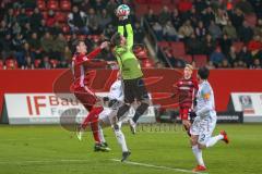 2. BL - Saison 2017/2018 - FC Ingolstadt 04 - VFL Bochum - Stefan Kutschke (#20 FCI) kommt einen Schritt zu spät - Manuel Riemann Torwart (#1 Bochum) hält den Ball sicher - Foto: Meyer Jürgen