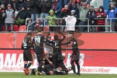 2. Bundesliga - Fußball - FC Ingolstadt 04 - Dynamo Dresden - Tor Jubel 3:2 Sonny Kittel (10, FCI) mit Marvin Matip (34, FCI) Robert Leipertz (13, FCI) Marcel Gaus (19, FCI) Almog Cohen (8, FCI) Alfredo Morales (6, FCI) Torwart Örjan Haskjard Nyland (1, F