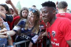 2. Bundesliga - Fußball - FC Ingolstadt 04 - 1. FC Kaiserslautern - Saisonabschiedsfeier nach dem Spiel, Fans Jubel Fahnen Selfie Autogramm Frederic Ananou (2, FCI)