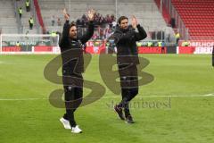 2. Bundesliga - Fußball - FC Ingolstadt 04 - Fortuna Düsseldorf - Sieg Jubel Cheftrainer Stefan Leitl (FCI) nimmt Co-Trainer Andre Mijatovic (FCI) mit zu den Fans