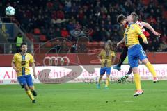 2. Bundesliga - FC Ingolstadt 04 - Eintracht Braunschweig - rechts Stefan Kutschke (20, FCI) Kopfball zum Tor Steve Breitkreuz (#2 Braunschweig) stört